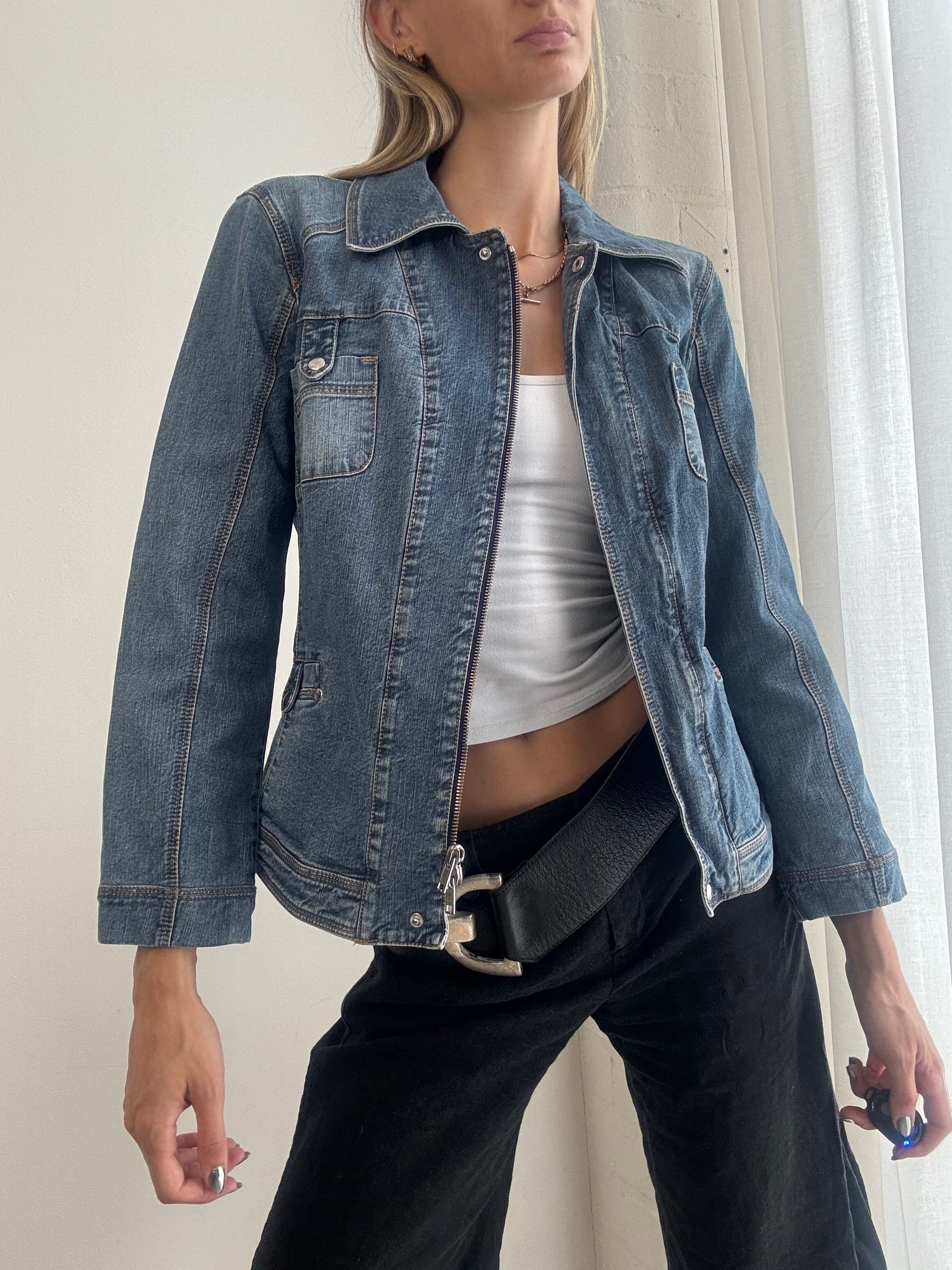 00s damage zip denim jacket y2k 着画 Vintage Fitted Denim Jacket – Blue Zip-Up Jean Jacket Y2K - Size M