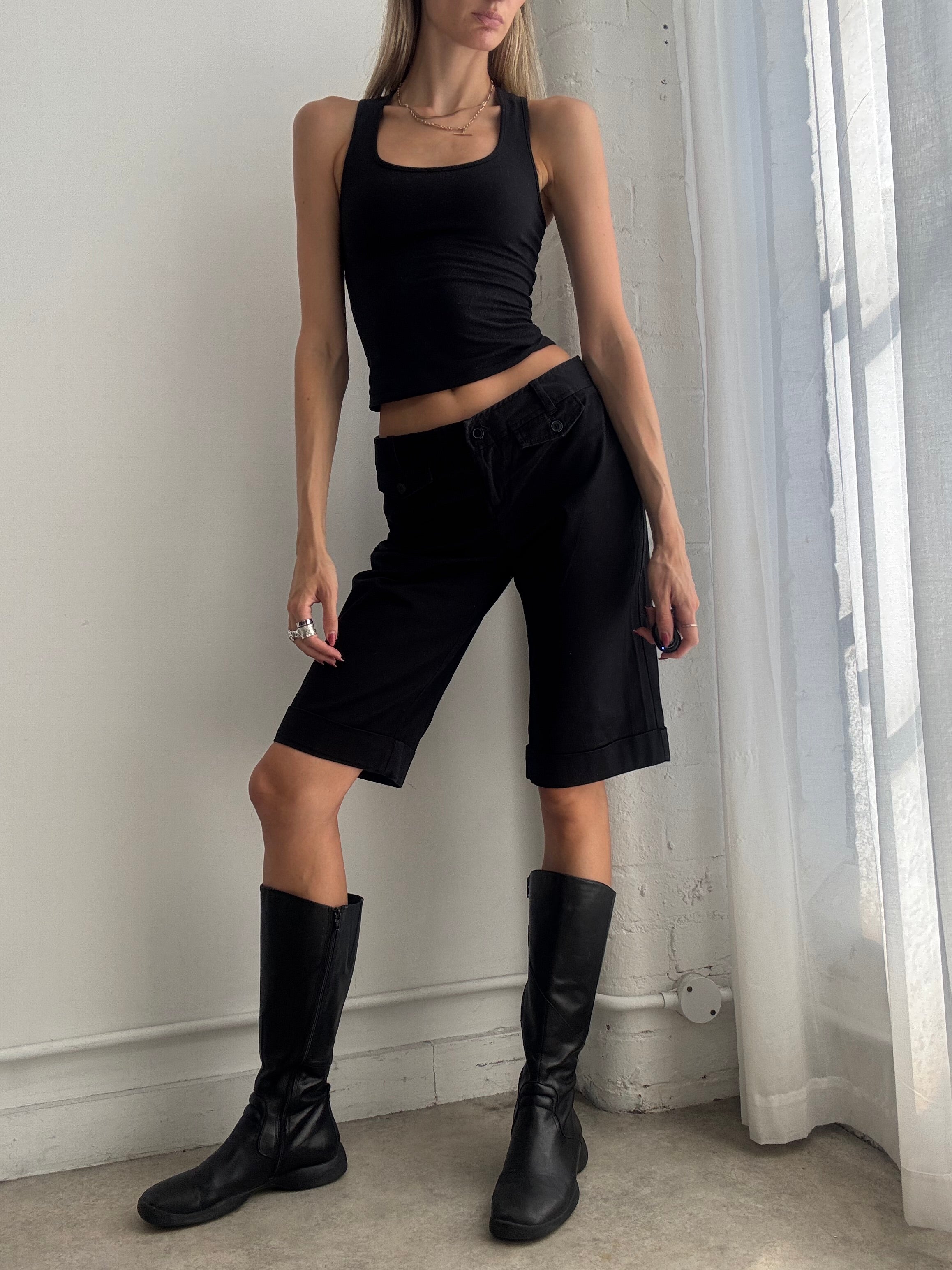 Vintage Y2K low rise black capri pants / tailored shorts - Size S/M