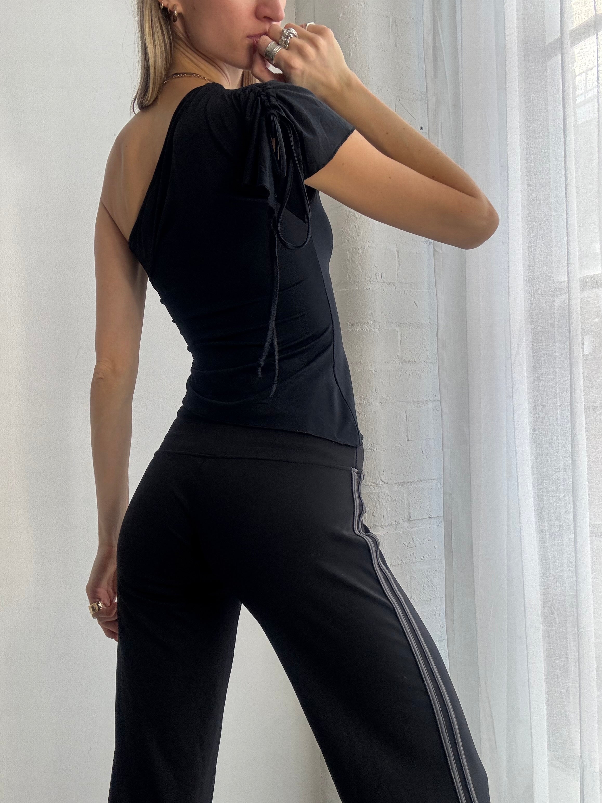 Vintage Y2K black one shoulder ruched top