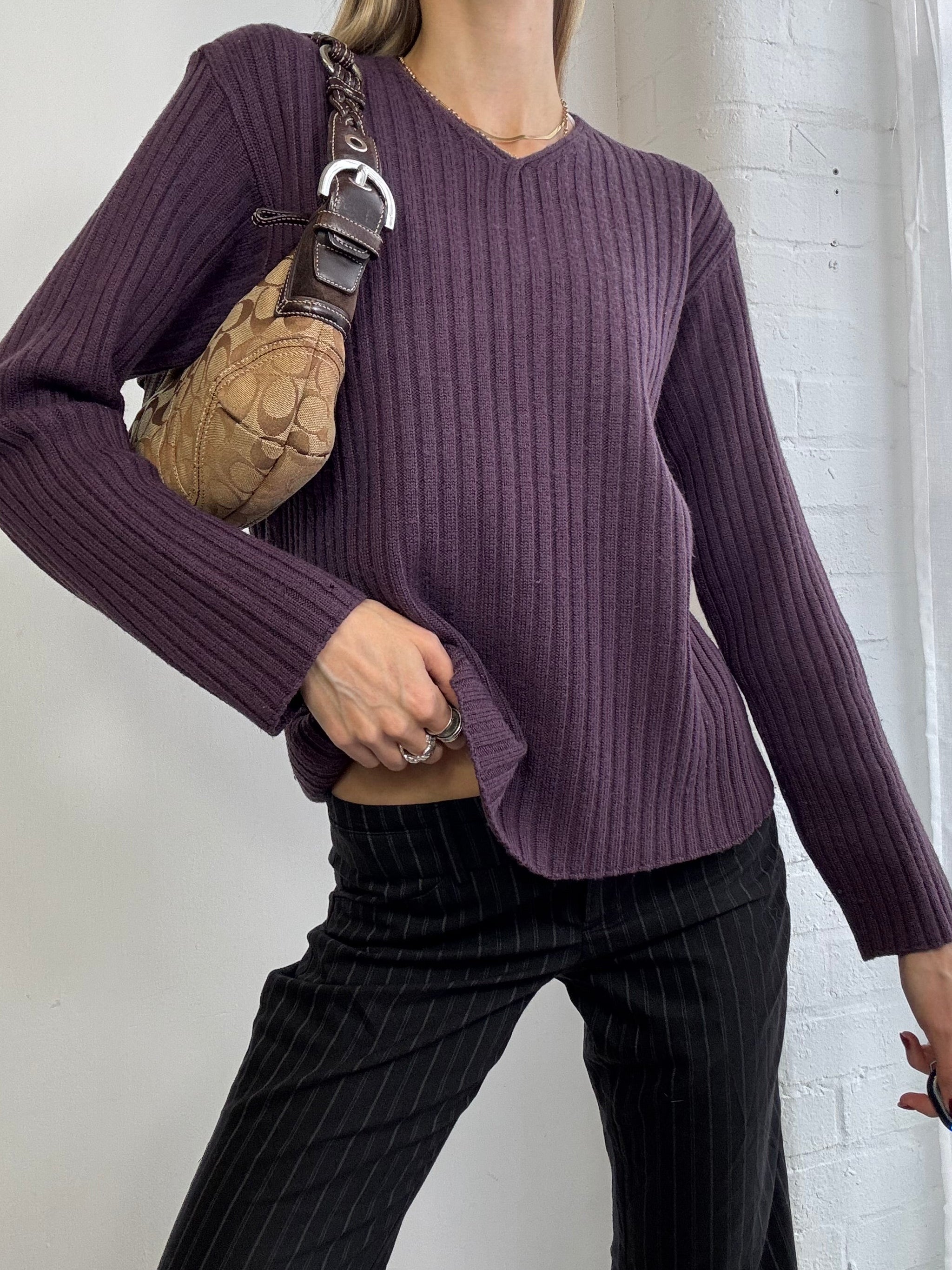 Vintage Y2K ribbed knitted v neck jumper plum