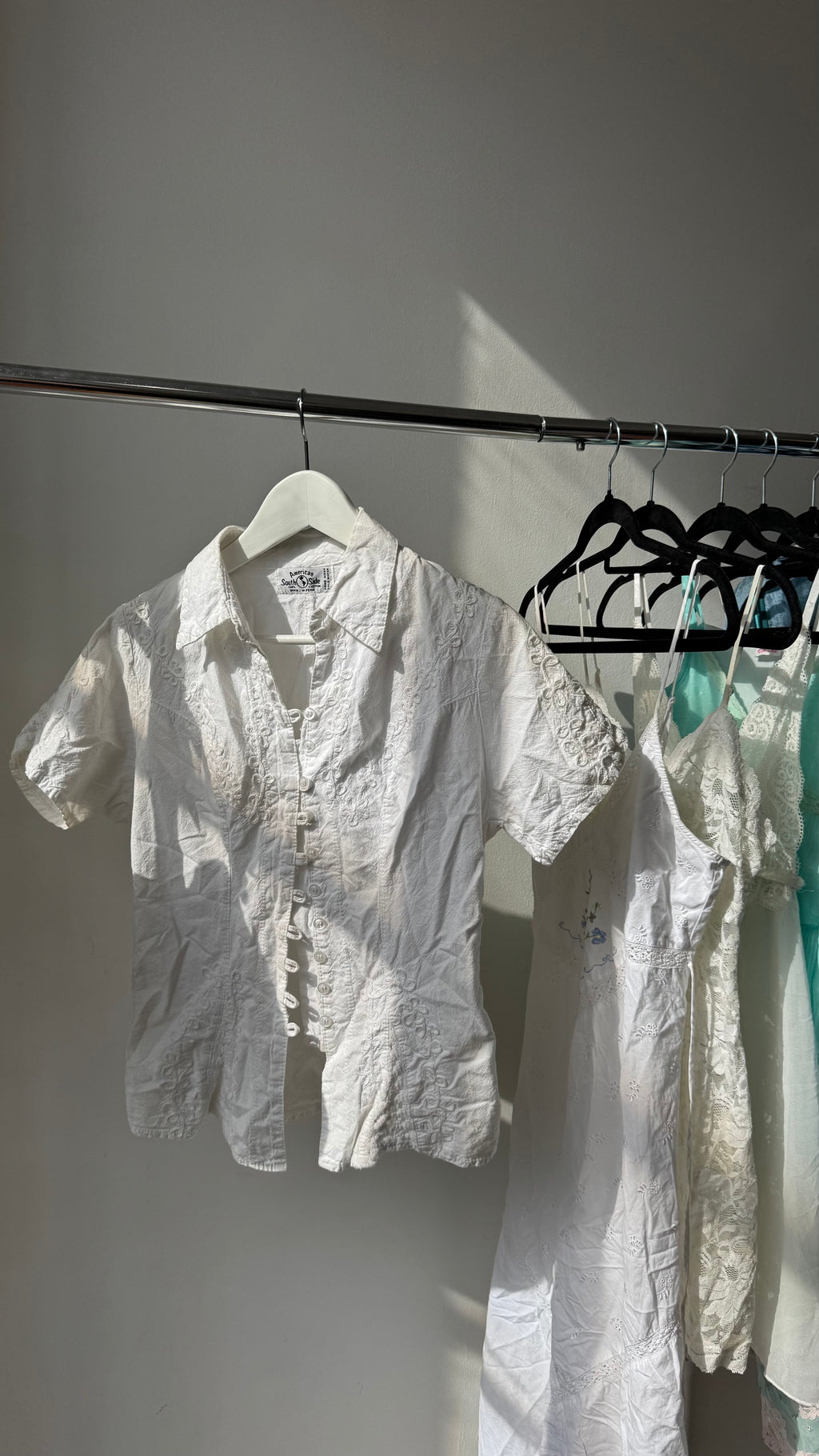 Vintage Y2K white embroidered short sleeve blouse